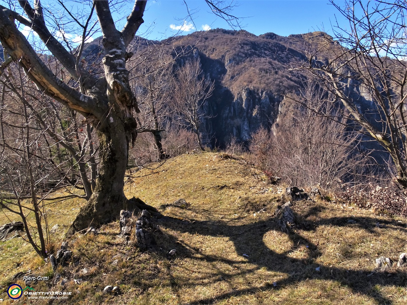49 Scendendo dal Molinasco alla Bocchetta del Ronco (1095 m) con vista sul PIzzo Grande del Sornadello.JPG